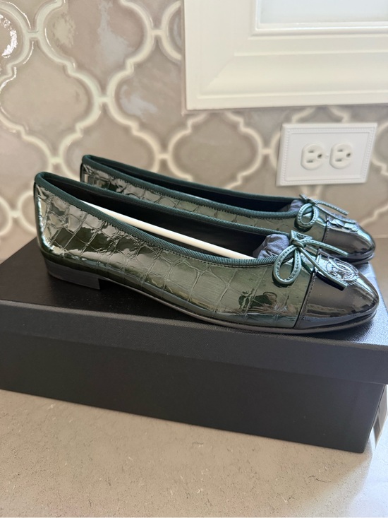 CHANEL Shoes - BNWT Chanel 26A Croc Embossed Patent DK Green/Black Ballet Flat Size 37.5